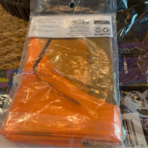 Halloween Party Lot Table Cover Napkins, Leaf Bag Pumpkin, Paper Cupcake Holders - Picture 11 of 12